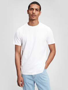 Soft cotton jersey.  Short sleeves.  Crewneck. Guys Fits, White Tshirt Men, White Crew Neck, Tee Shirt Homme, Shirt Mockup, Workout Tshirts, The Gap, White Tshirt, Cotton Shorts