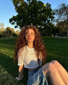 Girl With Curly Hair Aesthetic, Roshni Core, Curly Haired Girl Aesthetic, Curly Hair Aesthetic Girl, Curly Hair Girl Aesthetic, Long Curly Hair With Layers, Curly Hair Fits, Curly Girl Aesthetic, Wavy Brunette Hair