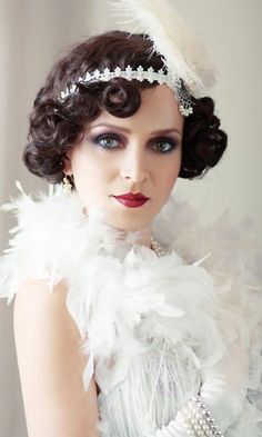 robe-des-années-20-plumes-blanches-diadème-blanche-avec-grande-plume-joli-maquillage Roaring 20s Hairstyles For Long Hair, 20s Hairstyles For Long Hair, Great Gatsby Makeup, Roaring 20s Hairstyles, Gatsby Makeup, Fete Emo, 20s Hair, Flapper Costume Halloween, Flapper Halloween