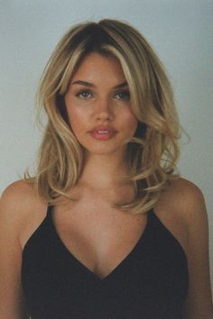 Light Brown Hair Layers Medium, Reinvention Aesthetic, Shoulder Length Hair Blonde, Haircut 2024, Chic Short Hair, Layered Haircuts For Medium Hair, Hairstyles For Layered Hair, Hair 2024, Honey Blonde Hair