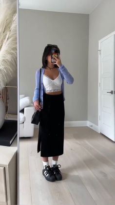 Midi Skirt Outfit Aesthetic, Black Long Skirt Outfit, Black Midi Skirt Outfit, Long Black Skirt Outfit, Midi Skirt Outfits Summer, Black Skirt Outfit Summer, London Fits, Silk Skirt Outfit, Bodycon Skirt Outfit