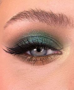 Easy Eye Makeup Ideas, Makeup Verde, Emerald Green Eyes, Easy Eye Makeup, Eye Makeup Images, Prom Eye Makeup, Eyeshadow Quad, Easy Tricks, Eye Makeup Ideas