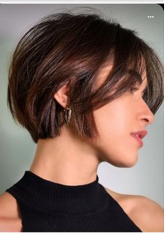 Short Hair With Bangs Ideas, Bangs Ideas, Short Haircuts With Bangs, Hair Adviser, Hair With Bangs, Short Hair Tutorial, Penteado Cabelo Curto