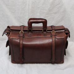 Vintage Brown Leather duffle bag Diligence bag Solid brown leather travel bag Minimalist Brown handbag Cabin travel bag Gym bag Luggage Genuine brown leather bag. Lining, 2 outside pockets, 1 inside pocket. Time marks, see the last picture. Dimensions: Height 11.8" / 30 cm Height with handle 16.1" / 41 cm Width 18.5" / 47 cm Depth 9" / 23 cm It is a vintage item, it is sold as is. Since most items have been previously used over time, they may show signs of wear. I try to describe and photograph each item and give the most information possible. If you have questions or want more photos, feel free to contact me. I'll be glad to help. Please keep in mind that all of my items are vintage and not new. They have been used and loved by previous owners. You can expect signs of wear and use on vint Bag Lining, Bag Minimalist, Sac Week End, Leather Duffle Bag, Leather Travel Bag, Solid Brown, Leather Duffle, Weekend Bag, Brown Leather Bag