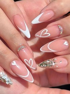 After fur nails, you probably thought that you had seen all the craziest nail art ideas. Well, we interrupt your pleasant day to bring you teeth on your fingers. Short Press On Nails, February Nails, Nagel Tips, Video Tiktok, Nail Forms, Photography Lifestyle, Stick On Nails, Nail Art Hacks, False Nail