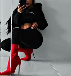 Black Outfit With Red Accessories, Outfit With Red Heels, Stile Kylie Jenner, Boujee Outfits, Pastel Outfit, Outfit Trends, Outfit Goals