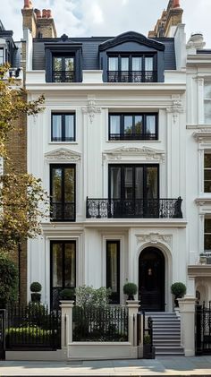 Black Wrought Iron Fence, Fence Greenery, White Townhouse, London Townhouse Interior, French Townhouse, Nyc Townhouse, Big Mansions, Wrought Iron Fence, Cobblestone Street