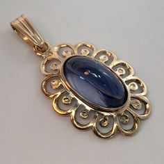 Emerald Stone Rings, Blue Stones Jewelry, Blue Stone Pendant, Diamond Pendants Designs, Art Jewelry Design, Gold Rings Simple, Antique Bridal Jewelry, Antique Jewelry Indian