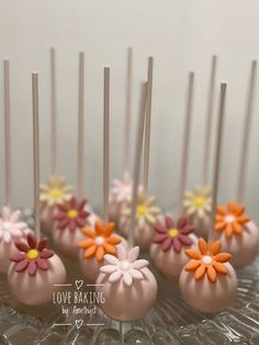 there are many cake pops with flowers on them