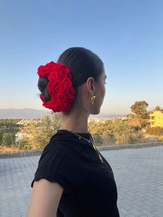 self made crochet scrunchie big red oversized Big Hair Scrunchie, Jumbo Scrunchie Hairstyles, Crochet Scrunchies Aesthetic, Giant Scrunchie Hairstyles, Crochet Flower Scrunchie, Big Scrunchies Hairstyles, Latina Earrings, Giant Scrunchie, Big Scrunchies