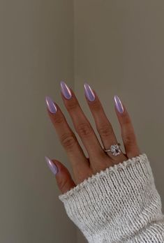 25 Dreamy Light Purple Nails For A Whimsical Manicure Purple Chrome Nails, Light Purple Nails, Lilac Nails, Chrome Nails Designs, Fall Gel Nails, Purple Nail Designs, Lavender Nails, Modern Nails, Colorful Nails