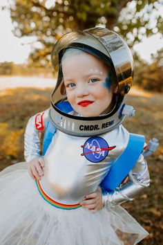 Aliens And Astronauts Costume, Diy Astronaut Costume Kids, Alien Family Costume, Cute Astronaut Costume, Family Space Costumes, Baby Alien Costume, Toddler Astronaut Costume, Baby Astronaut Costume, Diy Alien Costume