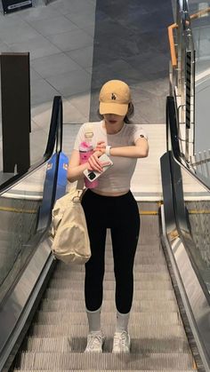 Track Workout Outfits, Yoga Girl Aesthetic Outfit, Korean Gym Outfit, Insta Dps, Gym Ootd, Gym Photo, Athletic Aesthetic, Gym Photos