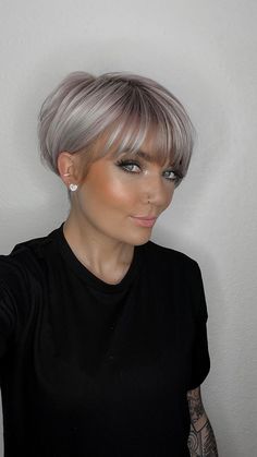 Wella Shinefinity, Summer Nail Art Designs, Short Textured Hair, Blonde Layered Hair, Short White Hair, Chic Short Hair, Short Hair Images, Summer Nail Art, Short Grey Hair