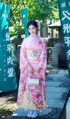 Japanese Yukata Women, Kimono Hairstyle, Kimono Aesthetic, Yukata Women, Japanese Yukata, Simple Lehenga, Modern Kimono, Kimono Japan, Traditional Japanese Kimono