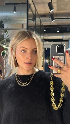 Polly Sayer | 🔉Sound on for explanation! 🔉 HOW I STYLE MY BOB I’m a few days into having a short bob and loving how low maintenance it is, so here are my... | Instagram Polly Sayer, Bronde Bob, Hair Chop, Blonde Bob Haircut, Haircuts Ideas, Blonde Bob Hairstyles