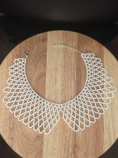 Pearl beaded bib necklace Beaded Flowers Patterns, Beaded Bib Necklace, Crochet Bedspread Pattern, Beading Netting, Geek Jewelry, Seed Bead Patterns, Color Crema, Cross Stitch Patterns Flowers, Beaded Jewelry Tutorials