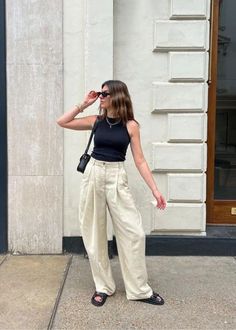 How To Wear Linen Pants, How To Style Linen Pants, Linen Pants Outfit Summer, White Linen Pants Outfit, Beige Pants Outfit, Cream Linen Pants, Linen Summer Outfits, Beige Linen Pants, Loose Pants Outfit