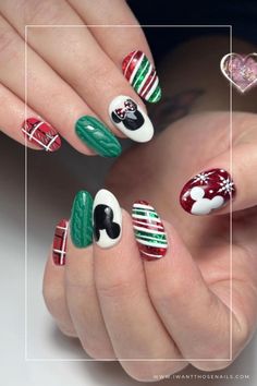 Disney Christmas Nails Designs Christmas Nails Jewels, Disney Christmas Short Nails, Minnie Christmas Nails, Simple Disney Christmas Nails, Disney Wedding Nails For Bride, Disneyland Christmas Nails, Disney Christmas Nails Simple, Disney Inspired Nail Art, Disney Christmas Nail Art