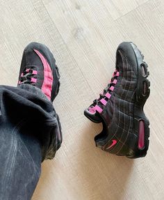 Streetwear Shoes Women Nike, 95 Air Max Shoes, Air Max 95 Outfit Woman, Black Shoes Streetwear, 95s Shoes, Air Max 95 Women Outfit, Nike Air Max 95 Outfit Woman, Streetwear Shoes Women, Nike Air Max 95 Outfit