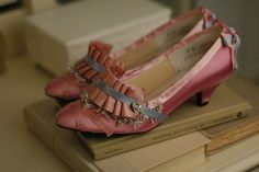 Aesthetic Grandma, Marie Antoinette Shoes, Moodboard Aesthetic, 18th Century Fashion, Old Shoes, Historical Costume, Pink Shoes