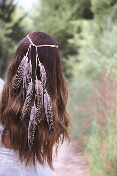 Boho feather headdress made with natural cruelty free gray feathers, wooden beads and suede cord. The feathers' size vary about 16 to 20cm. ~Each headpiece is hand crafted with love which make it unique and slightly different. ~Comfortable and easy to wear, the headband is fully adjustable to any head sizes with an adjustable knot. ~All items are packed with care for a safe transit to your home. Please note that actual colors may differ slightly from their appearance on different displays. If yo Wedding Hair Feathers, Bard Costume, Hippie Wedding Hair, Headpiece Indian, Bad Birthday, Boho Feather Headband, Indian Headband, Boho Wedding Headpiece, Bohemian Headpiece