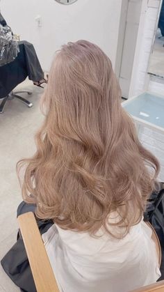 muc新宿/ヘアカラー/寺島直哉 on Instagram: "𝐛𝐞𝐢𝐠𝐞 こちらはケアブリーチ×2以上目安です🙌 . . ——————————— 僕のヘアカラーの持ち味は ・色持ちが良い，色が落ちて来ても綺麗🙆‍♀️ ・価格に対しての技術力の高さ🙇 ・毎月通える✨ という事です！ . 色持ちと色落ちの綺麗さには定評があります☺️ 特にベージュ系，ミント系カラーはお任せください！ ——————————— ✂︎カット✂︎ ショート〜ロングどんなレングスでも切れます😊 ・顔まわり小顔カット ・レイヤーカット 特に得意です🙆‍♀️ ——————————— ご予約はホットペッパーのクーポン欄からが おトクです‼︎ DMでも受け付けております🙇 . . 【料金】 ・ケアブリーチWカラー＋カット ¥19,900〜 ・カット＋カラー ¥11,900 "寺島限定"クーポンからのみご予約を受け付けております . . #美容室 #新宿 #新宿美容室 #新宿三丁目 #新宿東口 #メルティーカラー #アイスミントモカ #ヘアカラー #ベージュ # Blone Hair, Pretty Hair Color, Dye My Hair, Pretty Hairstyles, New Hair, Hair Inspo, Hair Inspiration