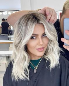 Cool Tone Root Smudge, Dark Roots Blonde Hair Medium Length, Rooted White Blonde Hair, Short Blonde Hair Dimension, Icy Blonde Mid Length Hair, Faded Root Blonde Hair, Money Piece Balayage Short Hair Blonde, Blonde Hair On Short Hair