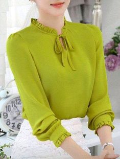 Blusa verde pollera blanca ropa oriental estilo coreano Áo Blu, Women Blouses Fashion, Fashion Tops Blouse, Sleeves Designs For Dresses, Plain Blouse, Shirts Women Fashion, Chiffon Long Sleeve, Designs For Dresses, Ladies Tops Fashion