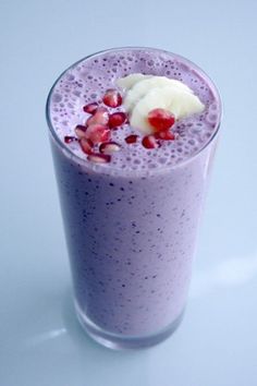 there is a smoothie with bananas and pomegranates in it