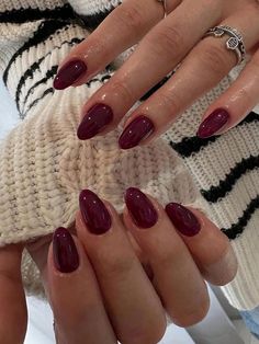 Gorgeous Red Nail Ideas | Fall Winter Nail Ideas | Cherry Red Nail Inspo #rednails #nailinspo Kutek Disney, Wide Nails, Wine Nails, Nagel Tips, Smink Inspiration, Makijaż Smokey Eye, Burgundy Nails, Red Nail, Stick On Nails