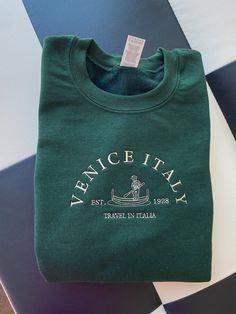 Cute Crewneck, Green Crewneck, Green Sweatshirt, Vintage Crewneck, 자수 디자인, Etsy Instagram, Embroidered Crewneck, Cute Sweatshirts, Pinterest Pin