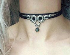 Un cambio, una herencia despertada y el colapso de un alma llena de d… #fanfic # Fanfic # amreading # books # wattpad Snake Choker Necklace, Snake Choker, Black Leather Choker, Necklace Snake, Beautiful Chokers, Wiccan Jewelry, Witch Jewelry, Witchy Jewelry, Snake Jewelry