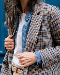 Brown Checkered Blazer Outfit, Checkered Blazer Outfit, Mon Dressing, Checkered Blazer, Timeless Outfits, Navy Outfit, Costume Shirts, Stylish Work Outfits, Oversized Blazer