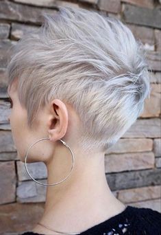 Short Grey Hair Over 50, Pixie-cut Lang, Grey Hair Over 50, Longer Pixie Haircut, Hair Over 50, Cool Blonde Hair, Long Pixie Cuts, Modern Haircuts