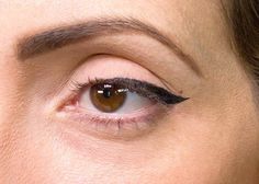 Easy Eyeliner, Applying Mascara, Eyeliner Shapes, How To Do Eyeliner, Eyeliner Hacks, Perfect Cat Eye, Simple Eyeliner, Perfect Eyeliner