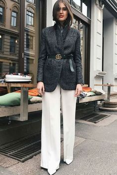 Coats Outfit, Outfit Mit Blazer, White Wide Leg Trousers, Styling Tricks, Street Style Fall Outfits, Trousers Details, Gray Blazer, Belted Blazer, Blazer Outfit