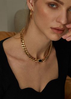 Chunky Necklace Outfit, Chain Necklace Outfit, Gold Crucifix Necklace, Thick Gold Chain Necklace, Gold Necklace Wedding, Thick Gold Chain, Chunky Gold Necklaces, Necklace Combo, Charm Choker Necklace