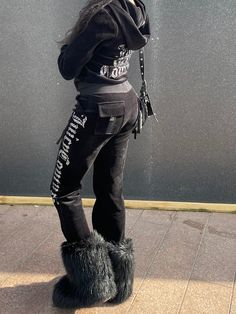 Black Fuzzy Boots Outfit, Makeup Rhinestones, Streetwear Paris, Fur Boots Outfit, Y2k Bratz, Fuzzy Boots, Designer Runway, Fashion Vogue