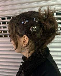 Star Accessories Hair, Cute Hairpins Aesthetic, Cute Hairpin Hairstyles, Star Barrette Hairstyles, Snap Clip Hairstyles, Hairstyles With Star Clips, Hair Pin Hairstyles, Hairpin Hairstyle, Cute Hairpins