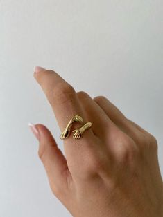 Hug Ring, Jewelry Photography Styling, Bestie Gifts, Minimal Outfit, Hand Ring, Birthday List, World One, Jewelry Photography, Cute Rings