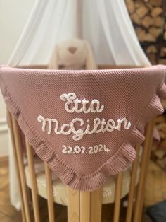 a pink crocheted baby blanket with the word, eto mollien on it