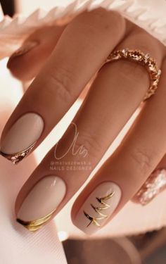 Nails With Gold, Unghie Sfumate, Tree Nails, Christmas Gel Nails, Festival Nails, New Year's Nails, Xmas Nails, Elegant Nails, Gorgeous Nails