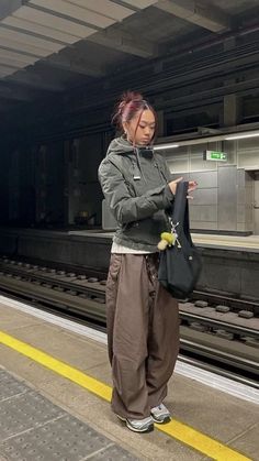 Parachute Pants Outfit, Pakaian Hipster, Winter Pants Outfit, Estilo Hippie, Looks Street Style, Baggy Pants, The Bag