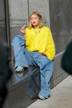 Yellow Top Outfit, Colorful Streetwear, Gigi Hadid Street Style, Cool Girl Outfits, Fashion Top Outfits, Street Fashion Men Streetwear