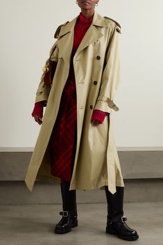 Designer Gabardine Outerwear, Oversized Luxury Spring Outerwear, Luxury Oversized Outerwear For Spring, Designer Gabardine Outerwear For Fall, Luxury Fall Daywear Outerwear, Burberry Trench Coat Outfit, Burberry Runway, Burberry Print, Trench Coat Outfit