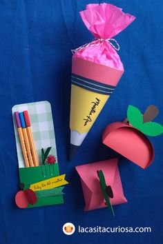 Cono de papel decorado como lápiz con regalo en su interior, lapicera hecha de cartulina con plumines y clips decorados y manzanas de papel rellenas con dulces o detalle a regalar. Diy Gift Box Template, Cardboard Crafts Kids, Diy Bouquet Wrap, Easy Art For Kids, Kindergarden Activities, Diy Back To School, Gifts Wrapping Diy, Art Birthday Party, Teachers Day Gifts