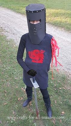 Black Knight Costume Diy, Black Knight Costume, Unique Couple Halloween Costumes Funny, Knight Costume Diy, Black Knight Monty Python, Cool Costume Ideas, Knight Costume For Kids