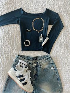 Trending Bags, Ac New Leaf, Fendi Bag, Trendy Outfits For Teens, Outfit Inspo Casual, Cute Lazy Day Outfits, Simple Trendy Outfits, Mode Inspo, Cute Everyday Outfits