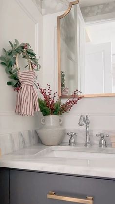 #christmasdecor #affordabledecor #holidaydecor #christmas2024 #diydecor #festiveideas #budgetfriendly #homeinterior #decoratingideas #boredpanda Small Christmas Bathroom Decor, Simple Bathroom Christmas Decor, Holiday Bathroom Decor Christmas, Half Bath Christmas Decor, Guest Bathroom Christmas Decor, Powder Room Christmas Decor, Small Bathroom Christmas Decor, Christmas Decor Ideas Bathroom, Christmas Bathroom Decor Small Spaces